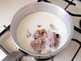 鍋に雑穀米と牛乳、きび糖を入れて火にかける。沸騰したら弱火にし、時々かき混ぜながら約7、8分煮る。