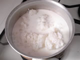 鍋にごはん（炊きたてでも冷たくなったものでもOK）を入れ、牛乳、きび糖を加えて火にかける。沸騰したら弱火にし、10分程度煮る。
