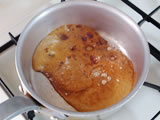 鍋に砂糖大さじ2を入れ、火にかける。全体が焦げてキャラメルになってきたら、水大さじ2を加えて、キャラメルを溶かすように煮詰める。とろみが出てきたら耐熱容器に流す。