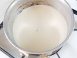 豆乳とグラニュー糖大さじ1、粉寒天小さじ1/4（約1g）を鍋に入れ、火にかける。ゴムベラなどで鍋底をかき混ぜながら、沸騰したら弱火にし、軽く煮立てて火を止める。