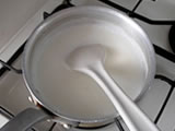 鍋にミルク寒天の材料を全て入れ、中火にかける。沸騰直前に弱火にし、ゴムベラで混ぜながら約2分煮立てる。