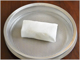 絹ごし豆腐は水きりする。