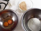 材料をはかり、卵は卵白と卵黄に分け、ボウルに割り入れる。