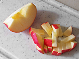 パンとりんご（皮付きのまま）を小さめにカットする。りんごを耐熱容器に入れ、電子レンジで2分ほど加熱する。