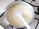 鍋に豆乳を入れ、火にかける。沸騰したらレモンを絞り、弱火にして静かにかき混ぜる。完全に分離したら火を止める。