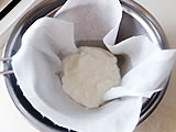 キッチンペーパーを敷いたザルでヨーグルトを漉す。一晩冷蔵庫で置き、水気を切る。
