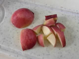桃は表面の産毛を洗い落とし、皮付きのまま適当な大きさにカットする。