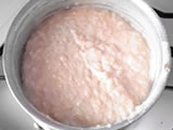 水分がなくなり、フツフツと鍋底から泡立ってきたら、きなこを加え、手早く混ぜる。