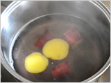 鍋にさつまいもを入れ、かぶるくらいの水を加えてゆで（蒸してもOK）、火が通ったら水気を切って皮をむいてつぶす。