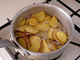 鍋にサラダ油を入れ、玉ねぎを炒める。余分な水分がなくなったら、さつまいもを入れ、軽く炒める。