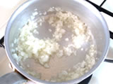 オリーブオイルで玉ねぎをしんなりするまで炒める。