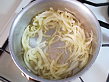 鍋にオリーブオイル、玉ねぎを入れ、しんなりするまで炒める。