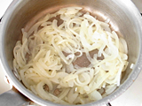 鍋にオリーブオイルと玉ねぎのスライスを入れ、玉ねぎがしんなりするまで炒める。