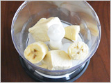 フードプロセッサーに、1.とバナナを入れ、なめらかになるまでよく混ぜ、器に盛る。あまった分は製氷皿などで小分けして冷凍し、食べるときに自然解凍する。
