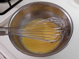 卵黄のボウルに、牛乳、塩を入れ、泡立て器で混ぜる。