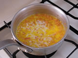 鍋にサラダオイルを入れ、にんじんを炒める。香りが出て、しんなりしてきたところで牛乳を加え、弱火で煮る。