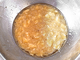 メープルシロップとサラダ油を加え、よく混ぜる。
