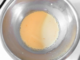 ボウルに卵黄を割り入れ、きび糖を入れてよく混ぜる。豆乳を加えてさらに混ぜる。