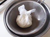 ザルにキッチンペーパーを敷き、1.を漉す。30分程度置き、水気を切ってからしっかり絞る。