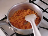 鍋にサラダオイルを入れ、にんじんを炒める。香りが出て、しんなりしてきたところで牛乳を加え、弱火で煮る。