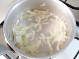 鍋にオリーブオイルと玉ねぎを入れ、しんなりするまで炒める。ひよこ豆を加えて軽く炒め、水を入れて、豆が柔らかくなるまで煮る。