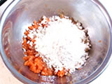 ボウルに1.と薄力粉、ベーキングパウダー、きび糖、塩を入れ、よく混ぜる。