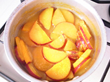 鍋にさつまいもとオレンジジュースを入れ、火にかける。沸騰したら弱火にし、さつまいもが柔らかくなるまで煮る。