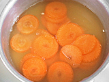 鍋に1.のにんじんとオレンジの絞り汁を入れ、にんじんが柔らかくなるまで煮る。途中、水分がなくなってしまいそうであれば、水を少量加える。