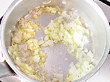 鍋に玉ねぎのみじん切りとオリーブオイル小さじ1を入れ、しんなりするまで炒める。