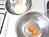 玉子を卵黄と卵白に分ける。