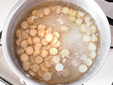 鍋に湯を沸かし、ごぼうをさっと茹でる。