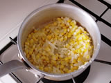 鍋にサラダ油を入れ、玉ねぎを炒める。余分な水分がなくなったら、とうもろこしを入れて炒める。