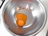 ボウルに卵黄を割り入れ、きび糖を入れてよく混ぜる。豆乳を加えてさらに混ぜる。