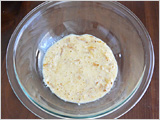 ボウルに、長いもをすりおろし、薄力粉、かつお節、卵を入れて混ぜる。