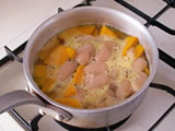 鍋にかぼちゃ、白花豆、水を入れて強火にかける。沸騰したら弱火にして、アクを取りながら煮る。