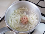 鍋にサラダオイルを入れ、玉ねぎを炒める。しんなりしてきたらツナを加え、さらに炒める。