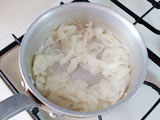 鍋にオリーブオイルと玉ねぎを入れ、しんなりするまで炒める。