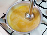 牛乳と1.のかぼちゃをミキサーにかけ、鍋に入れる。沸騰直前で火を止める。