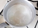 鍋に牛乳、グラニュー糖を入れ、火にかける。鍋の周りが泡立ってきたところで火を止め、水気をしぼっておいたゼラチンを加えてよく混ぜる。