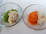 ジャガイモのすりおろしを2等分し、それぞれブロッコリー、ニンジンを入れ、軽く塩を加えてよく混ぜる。