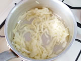 鍋にオリーブオイルと玉ネギを入れ、玉ねぎがしんなりするまで炒める。