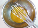 ボウルに玉子を割り入れ、サラダ油、きび糖、塩を加えて泡立て器でよく混ぜる。
