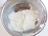 牛乳を加え、よく混ぜる。飾り用に少量残し、りんご、レーズンを加えてさらに混ぜる。