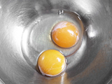 ボウルに全卵、卵黄を割り入れる。泡立て器で混ぜ、グラニュー糖を加え、さらに混ぜる。