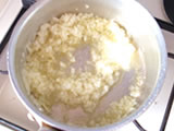 鍋にオリーブオイル、玉ねぎのみじん切りを入れ、しんなりするまで炒める。