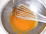 卵黄の入ったボウルに、きび糖1/3と塩を加えてよく混ぜる。牛乳を加え、さらに混ぜる。