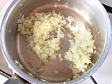 鍋にオリーブオイルと玉ねぎを入れ、火にかける。玉ねぎがしんなりしてきたら、きのこ類を入れて炒める。