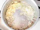 鍋にオリーブオイルを入れ、玉ねぎをしんなりするまで炒める。えのき茸を加え、さらに炒める。