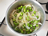 鍋にオリーブオイルと玉ねぎを入れ、しんなりするまで炒める。アスパラガスを加え、さらに炒める。