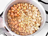 ひよこ豆、大豆を加えて軽く炒め、水を加える。沸騰したら弱火にし、水分がなくなるまで煮る。